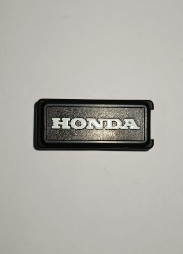 64263MG9930 EMBLEMA