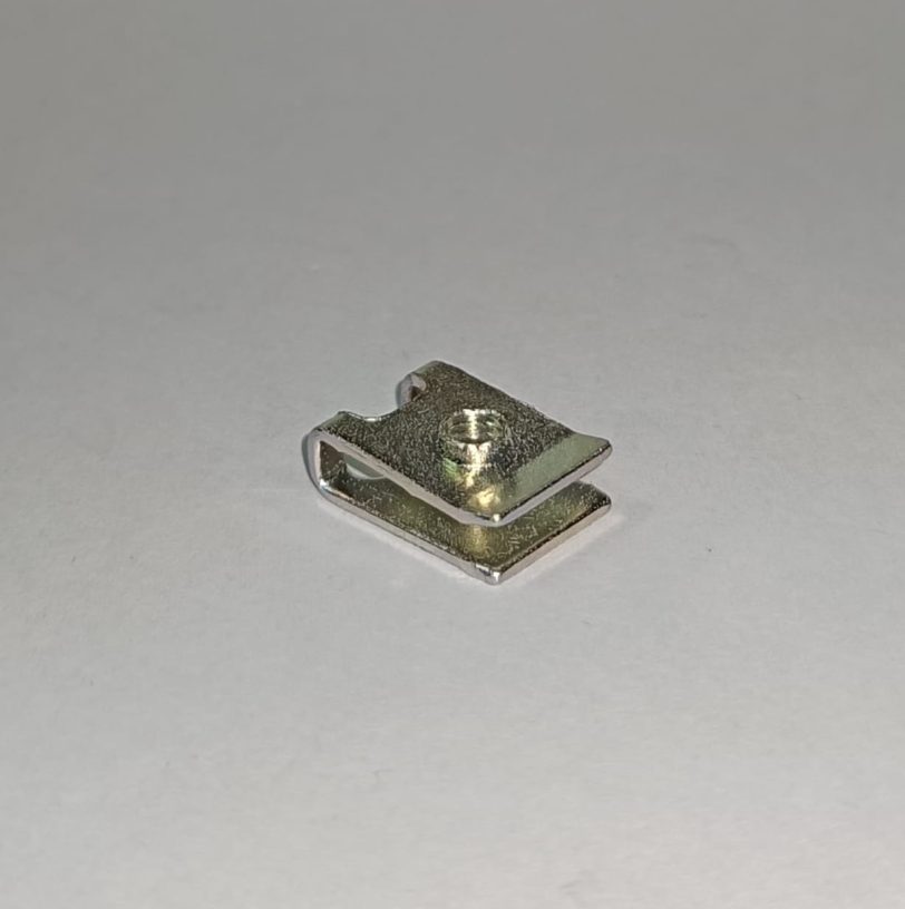 64527KY2700 DADO A MORSETTO 4MM